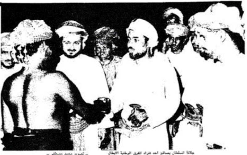 السلطان قابوس يصافح أحد منسوبي الفرق الوطنية