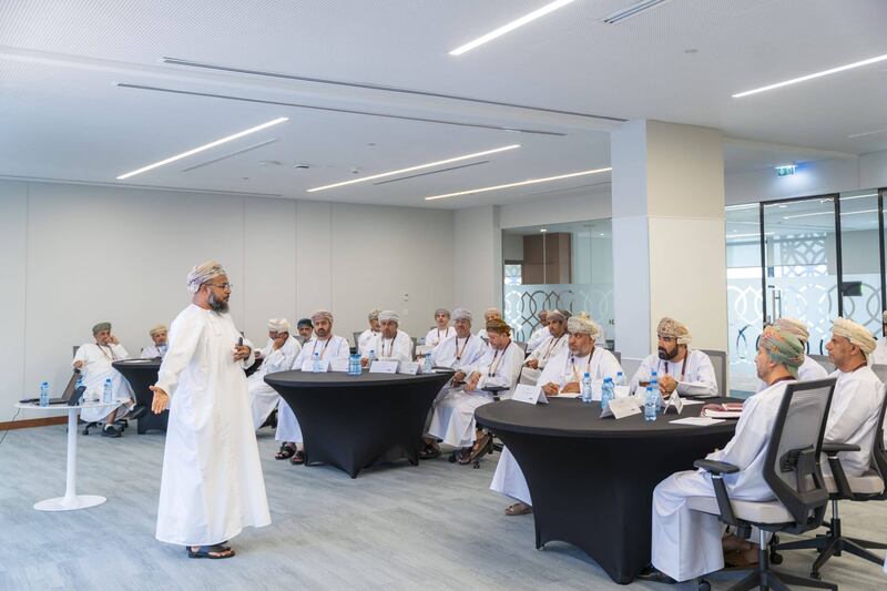 الأكاديمية السلطانية للإدارة تختتم “برنامج الولاة” لتطوير الإدارة المحلية