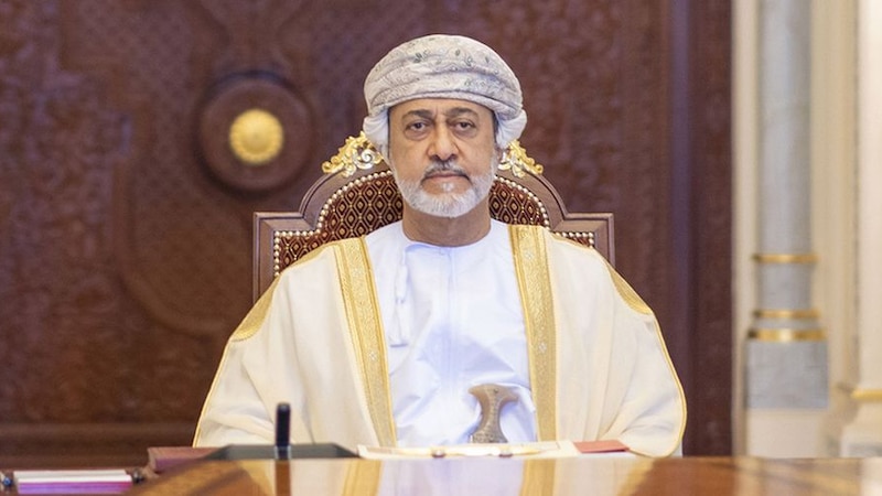 جلالة السلطان ينعم بميداليتي الخدمة الممتازة والثناء السلطاني