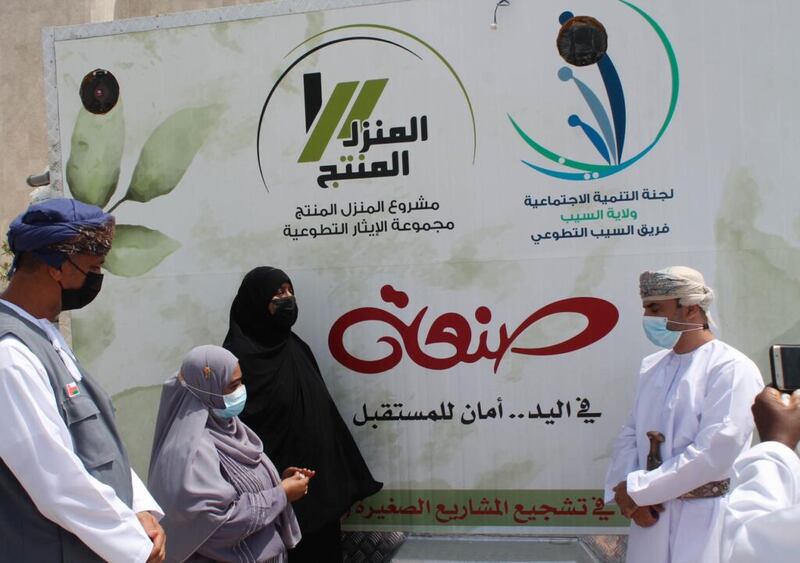 تدشين عربة متنقلة لبيع المأكولات العمانية