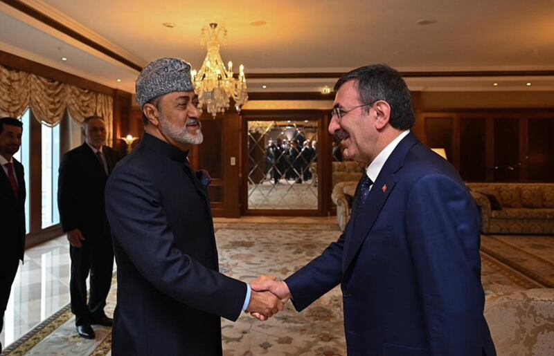 جلالة السلطان يلتقي بنائب الرئيس التركي ورجال أعمال أتراك