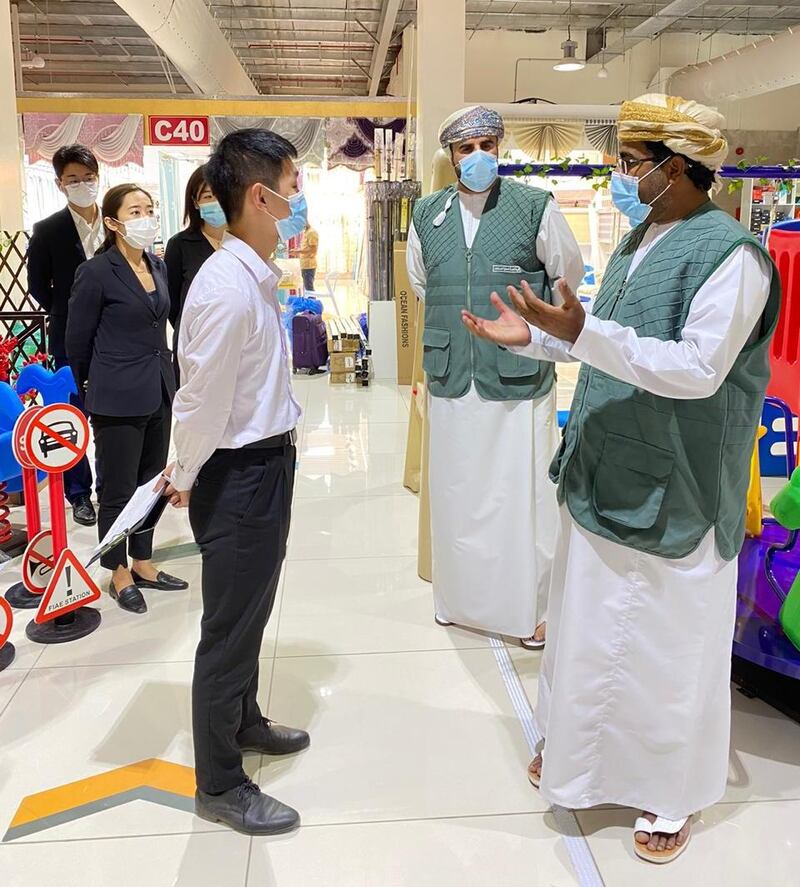 الحكماني يطلع على ملاحظات المستهلكين في السيب