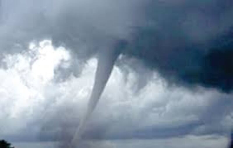 بالفيديو: رصد إعصار قمعي نادر في الشرقية