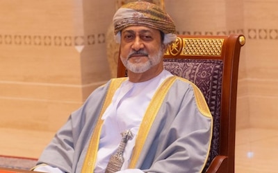جلالةُ السُّلطان المعظّم يمنحُ وسامَ الإشادة السُّلطانية
