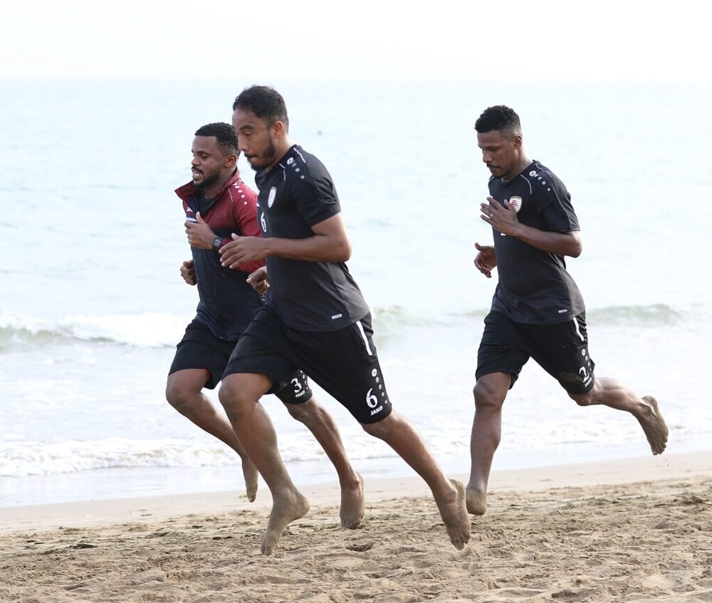 بالصور: استعدادًا لكأس العالم.. أحمر الشواطئ يبدأ معسكر مسقط