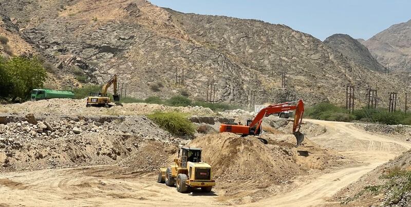 لحماية منطقة القرم والتوسع العمراني في العامرات؛ بدء تنفيذ مشروع سد “وادي عدي”