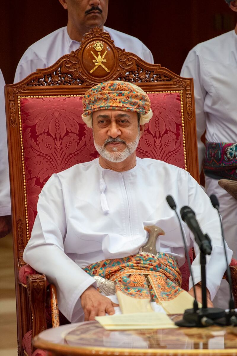 بالصور: جلالة السلطان يلتقي بشيوخ شمال الشرقية