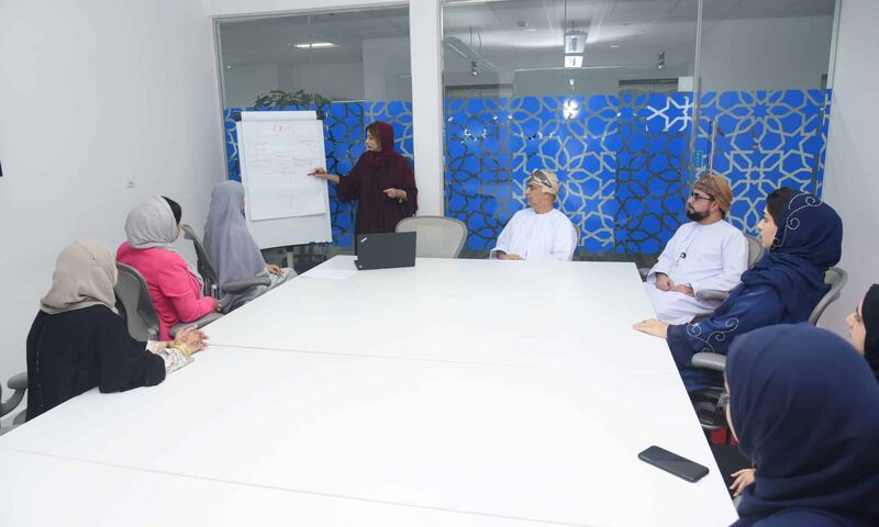 بنك مسقط يفتخر بعمل موظفاته ودورهم في مسيرة النجاح والريادة