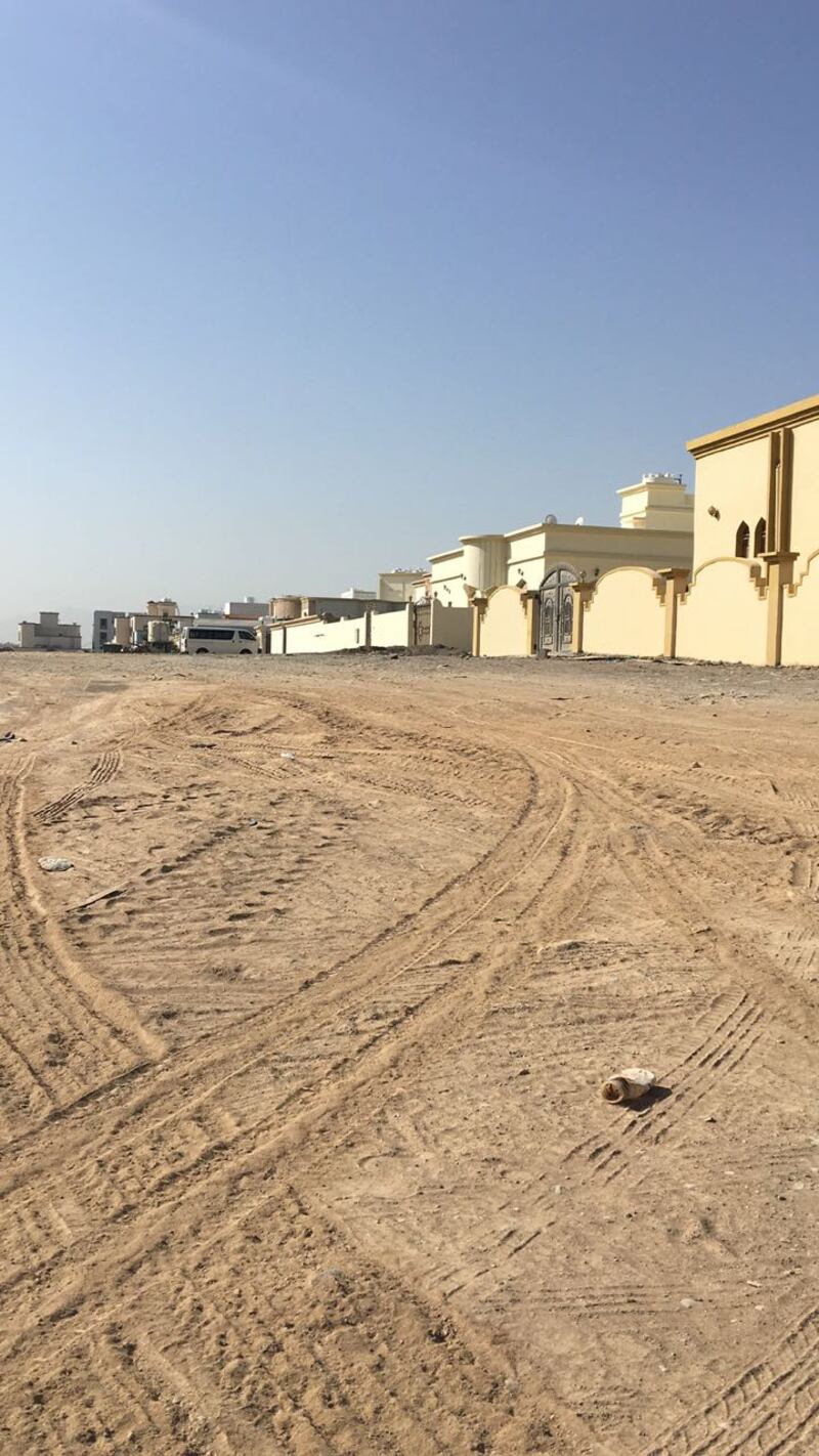 حي سكني في المعبيلة بلا خدمات..ومواطنون يؤكدون: المنظر لا يليق بمسقط وأضرار جسيمة لحقت بنا