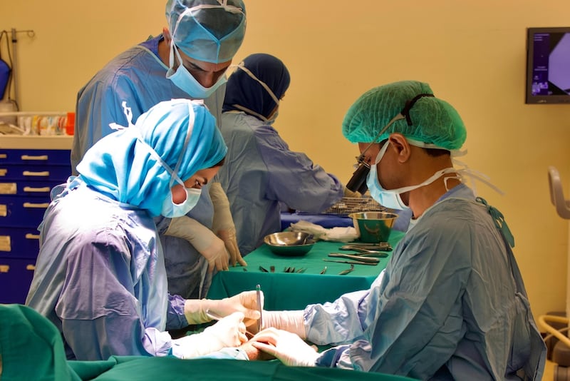 إنجاز طبي في مستشفى خولة: زراعة يدٍ مبتورة وإصبعين في عملية استمرت 14 ساعة