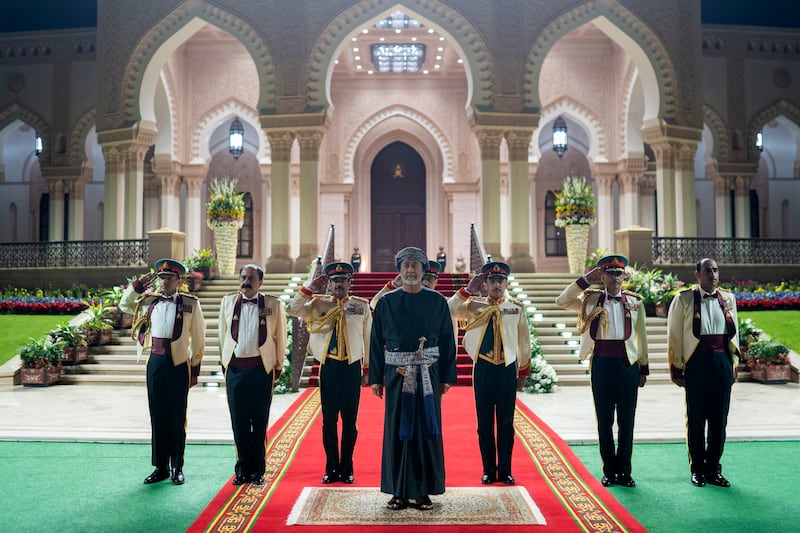 بالصور: جلالة السلطان يقيم حفل عشاء