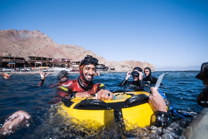 مُحققًا رقمًا جديدًا: عُماني يصل إلى أكثر من 50 مترًا تحت الماء