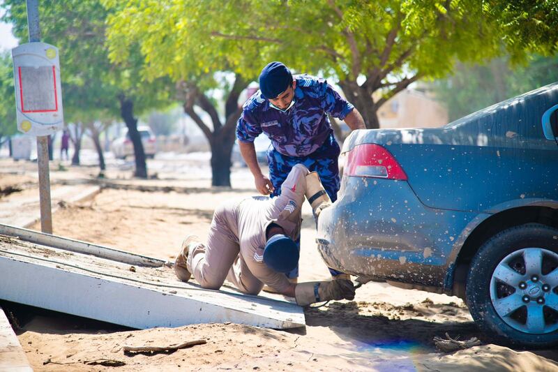 بالصور: شرطة عمان السلطانية في الميدان للتعامل مع تأثيرات شاهين
