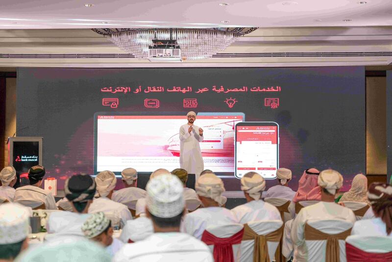 زبائن بنك مسقط في الباطنة يتعرفون على الخدمات المصرفية عبر الانترنت والهاتف النقّال