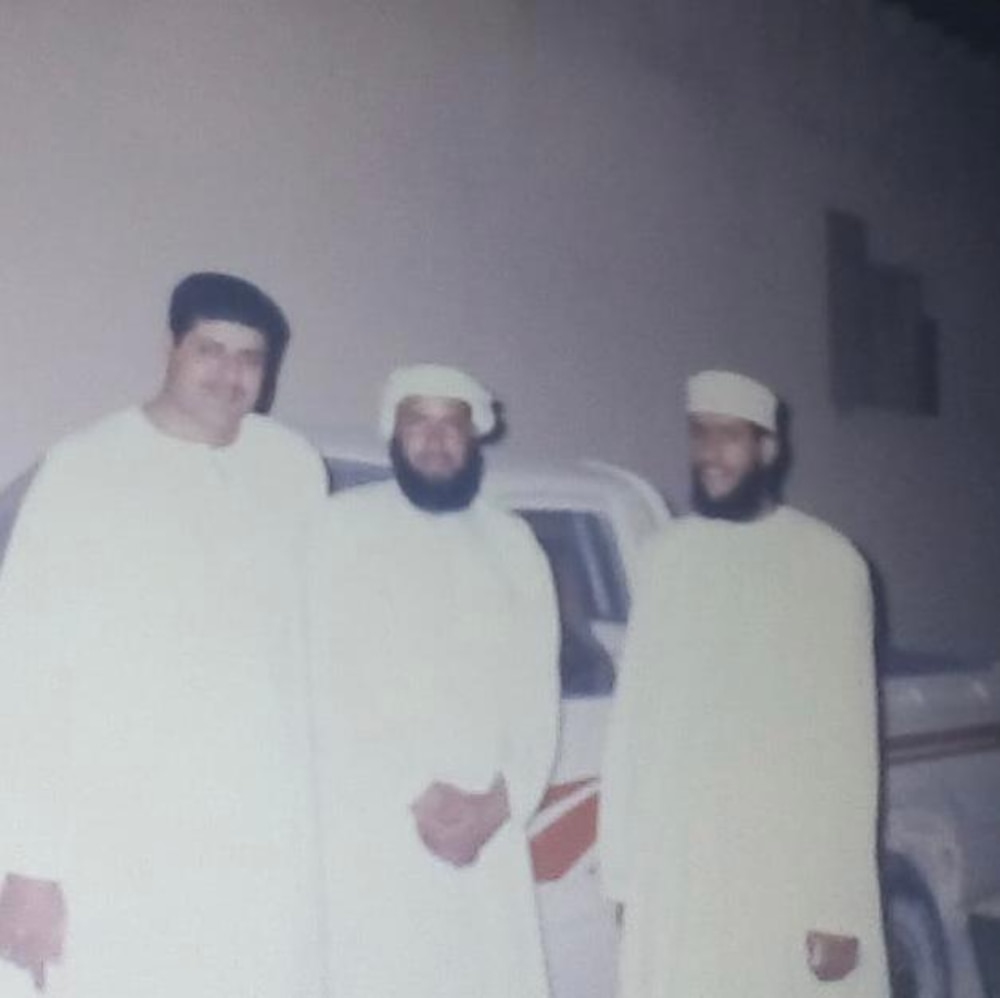 التقاه بعد مضي 30 عامًا: عُماني يصف لقاءه بأستاذه الذي حببه في الرياضيات حتى أصبح معلمًا لها