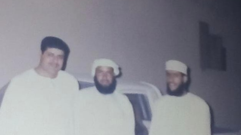 التقاه بعد مضي 30 عامًا: عُماني يصف لقاءه بأستاذه الذي حببه في الرياضيات حتى أصبح معلمًا لها