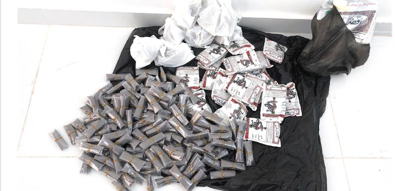 ضبط “مزارع” يتاجر بأكياس “الأفضل” و”التمباك”