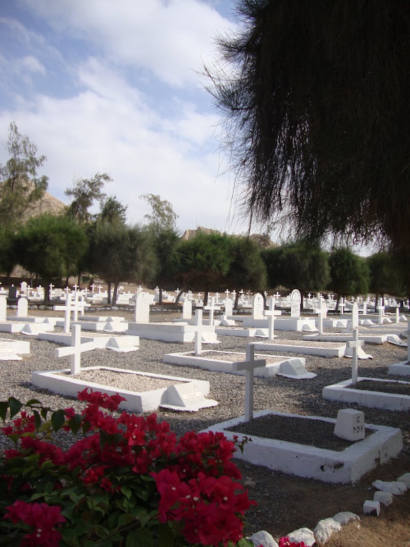 بالوثائق والصور: مقابر مسيحية في عُمان