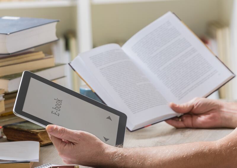 غبار الزمن الإلكتروني لم يفَل من ساعِد الكتاب