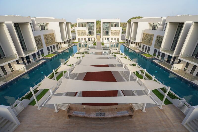 في السيب: بالصور، تسليم 21 فيلا يحيط بها أكبر حوض مائي في مجمع سكني بالسلطنة