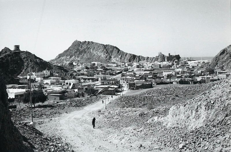 بالصور والمستندات: معلومات عن كبير الدلالين في مسقط وعمان