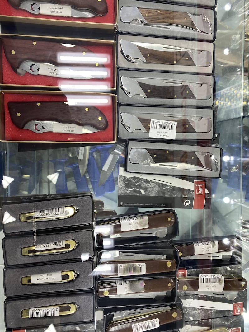 قصة نجاح شاب عُماني: من ربح سيارة إلى امتلاك سلسلة محلات لبيع السكاكين