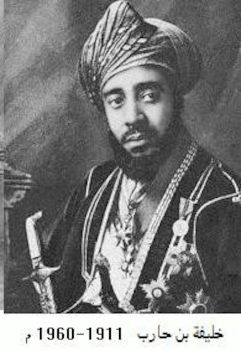 صورة رسمية لجلالة السلطان هيثم بن طارق تكشف الحرص على بروتوكول مُميّز