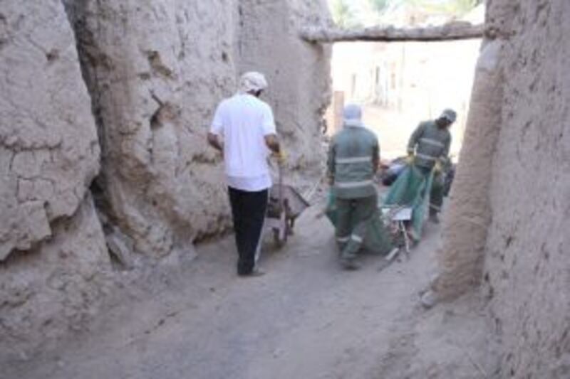 بالصور: معسكر شبابي لإحياء حارة قديمة في أدم