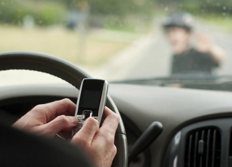 الشرطة:خطورة استعمال الهاتف أثناء القيادة أكبر من تأثير الكحول