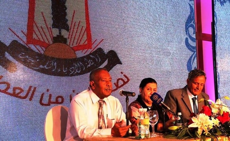 الشاعر والناقد مبارك سالمين متحدثًا لـ “أثير” عن وضع اليمن: مأساة حقيقية بكل المقاييس