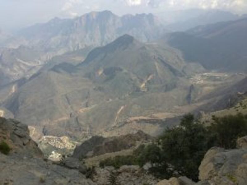 وجهة للاسترخاء والتخييم: قرية عمانية تكتسي بالأخضر فترة طويلة