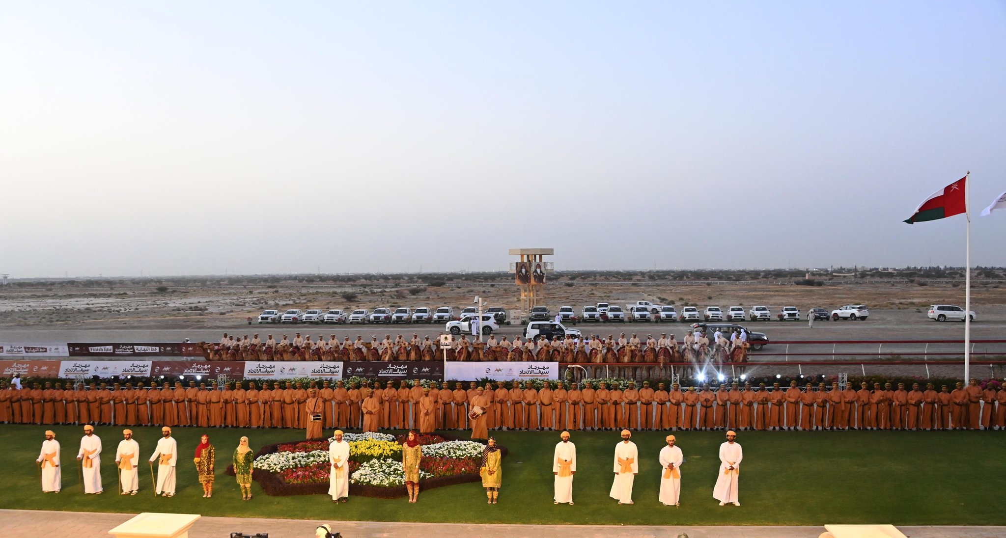 بالصور: سمو السيد ذي يزن يتوج الفائزين في مهرجان الهجن