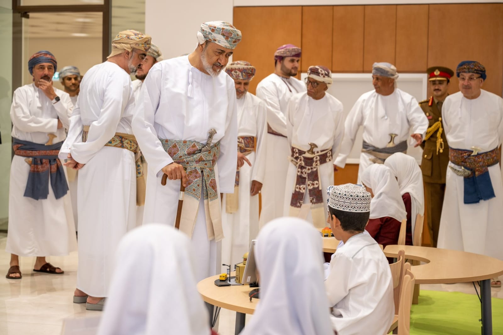 طلبة يعرضون مشاريعهم أمام المقام السامي، فماذا قالوا عن هذه اللحظة؟