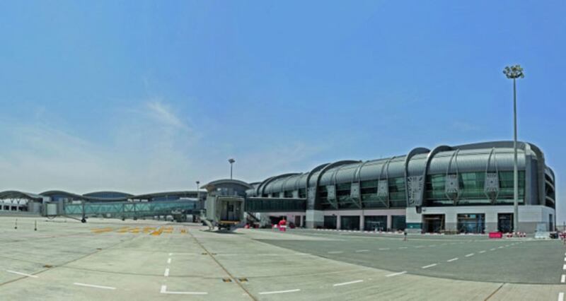 أول رحلة تجريبية عبر مطار مسقط الدولي تعرّف على ما قاله جلالة السلطان عند افتتاح المطار القديم