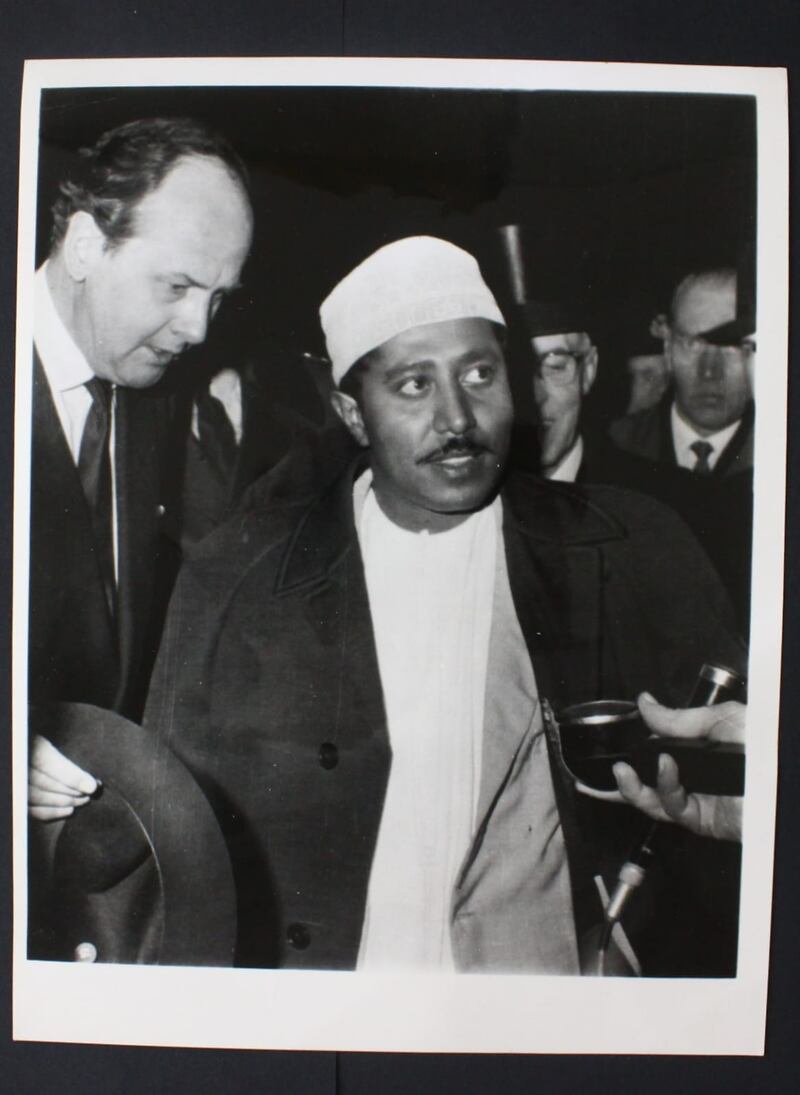 صور أصلية لملوك زنجبار في نزوى؛ فما قصتها؟