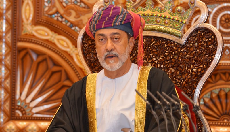 جلالة السلطان ينعم بعدد من الأوسمة