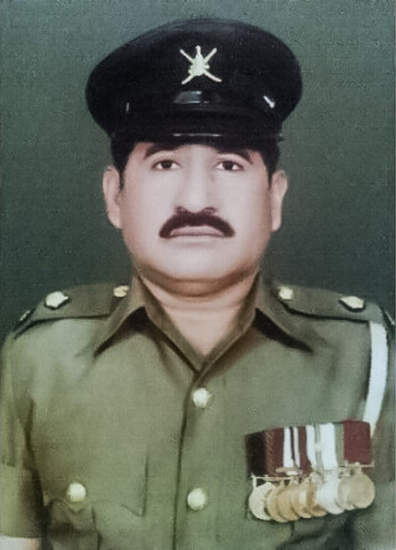 يصف فيها أحداثًا كثيرة من الخمسينيات حتى الثمانينيات: مذكرات رائد في الجيش السلطاني العماني