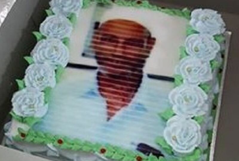 عائلة عمانية تحتفل بعامل عمل 40 عاما…وتحيله للتقاعد براتب