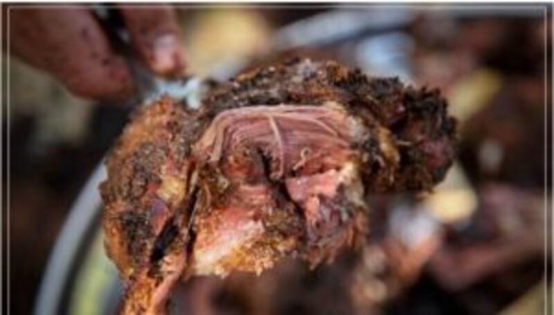 الشواء العُماني وجبة العيد الفريدة ..تعرّف على مراحل إعداده بالصور