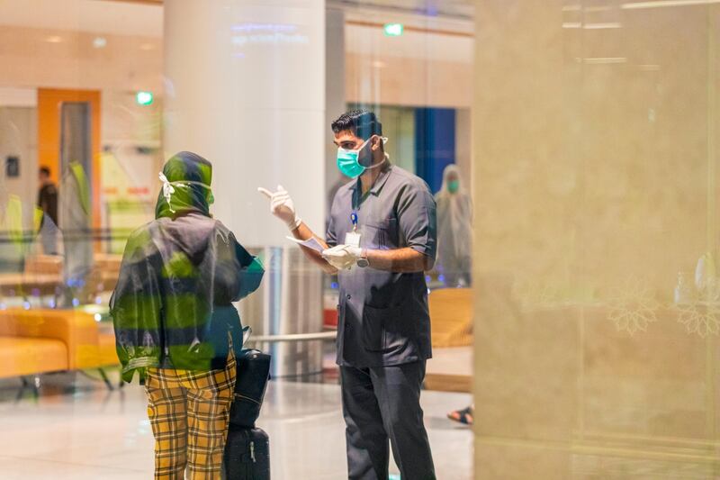 الحكومة بإجراءاتها والمواطنون والمقيمون بالتزامهم: جهود مواجهة كورونا تتواصل