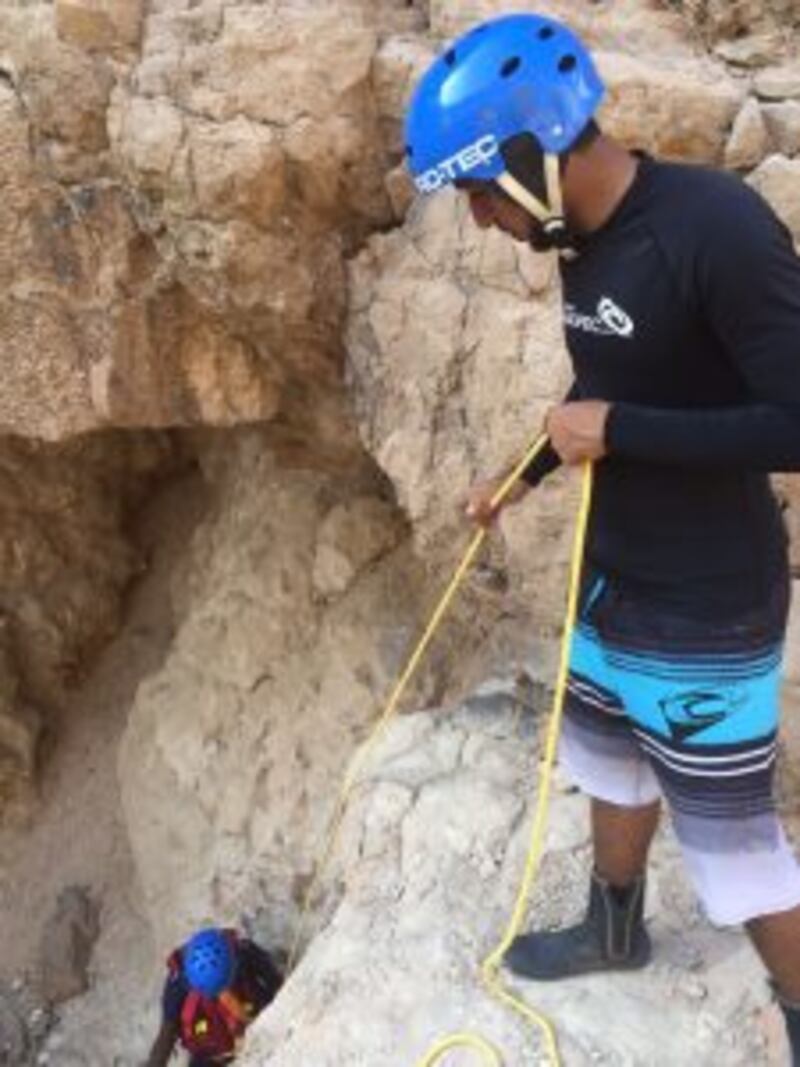 سقوط رجل من جبل وانتشال جثته