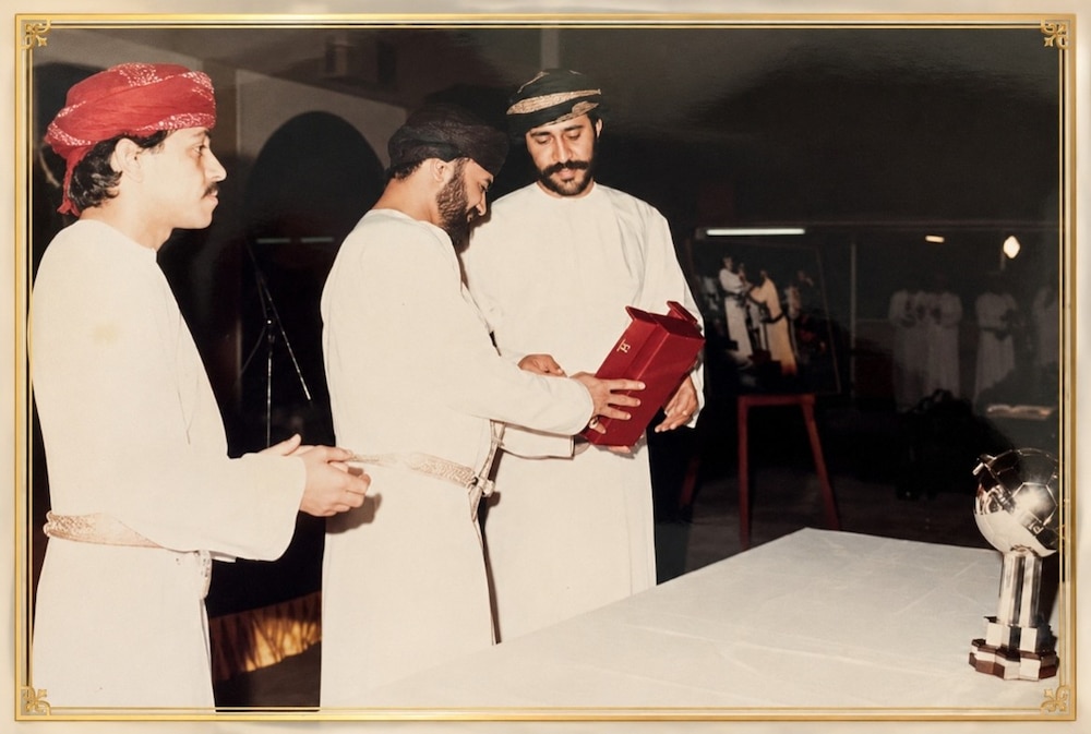 مع جلالة السلطان هيثم خلال أحد احتفالات النادي صفحة أحمد بن فيصل الجهضمي في موقع اكس
@aljhdhamy