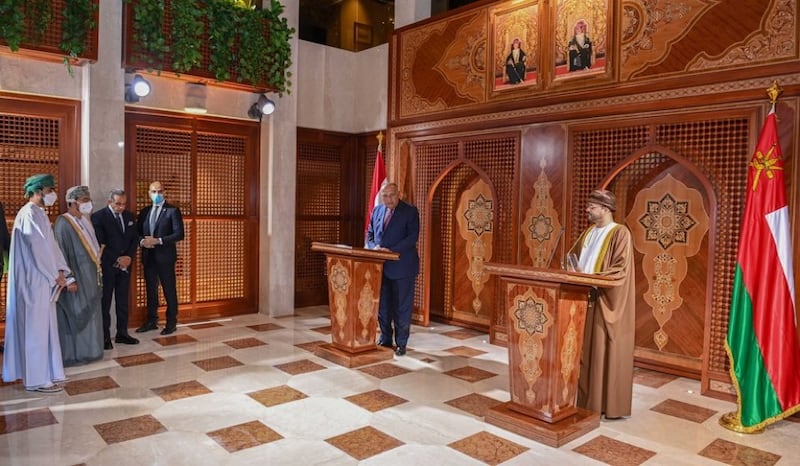 سامح شكري يشيد بجهود سلطنة عمان في تعزيز الاقتصاد وجذب الاستثمارات