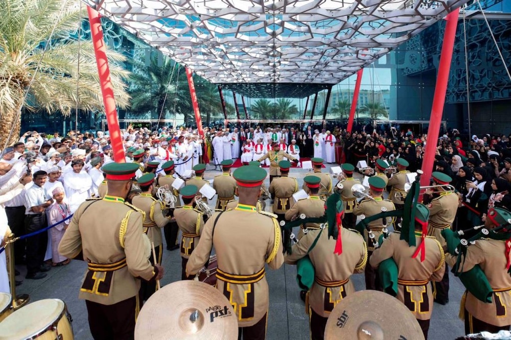 موظفو بنك مسقط يحتفلون بالعيد الوطني الـ 49 المجيد