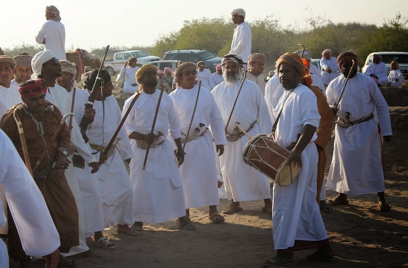 ما الفنون التي تتميز بها محافظتا الباطنة؟