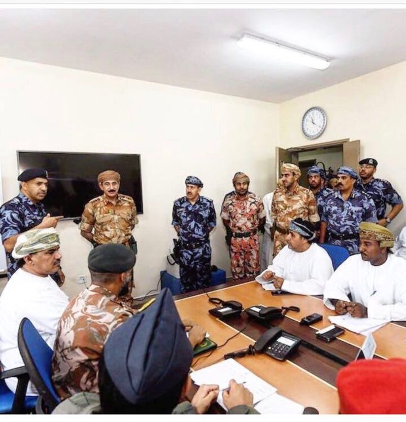 عمانتل وأوريدو تعيدان خدمات الاتصالات في الولايات المتضررة بظفار