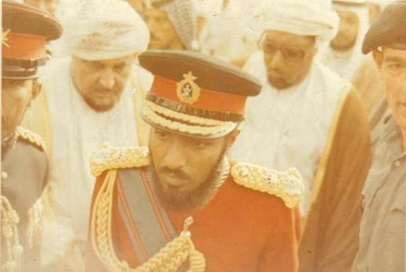 يُعدّ شخصية استثنائية: تعرف على سيرة طارق بن تيمور والد جلالة السلطان 