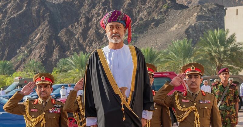 من هم المرافقون لجلالة السلطان في زيارته للسعودية؟