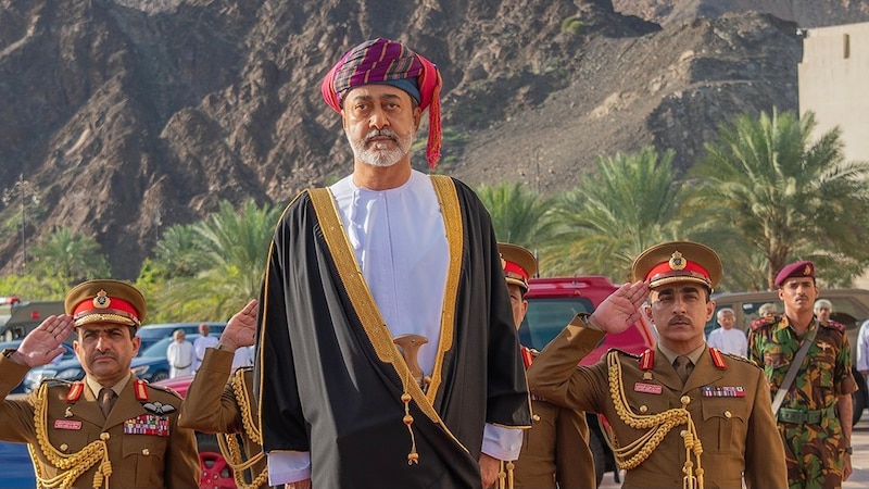 من هم المرافقون لجلالة السلطان في زيارته للسعودية؟