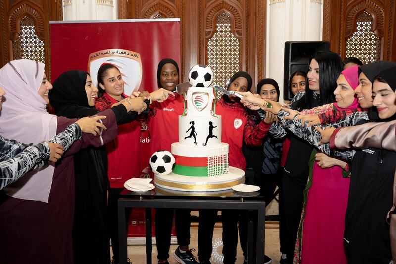 بالصور: تدشين أول منتخب عماني لكرة قدم النسائية